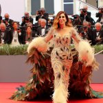 Cate Blanchett, kuş tüyü ve kumaş parçalarından oluşan elbisesiyle Venedik’te büyüledi